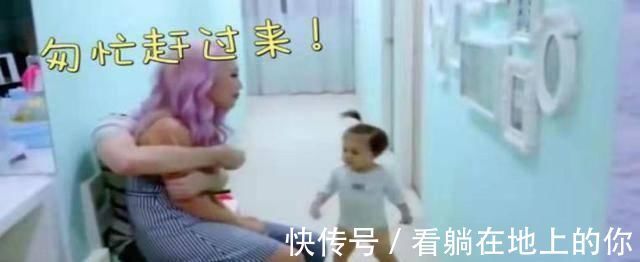 吃醋|看到妈妈坐在爸爸腿上,1岁女儿这吃醋的模样,让爸妈哭笑不得