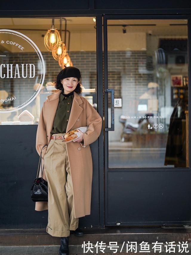 三木母女的“咖色大衣”太美，60岁妈妈这么穿，惊艳整个冬天