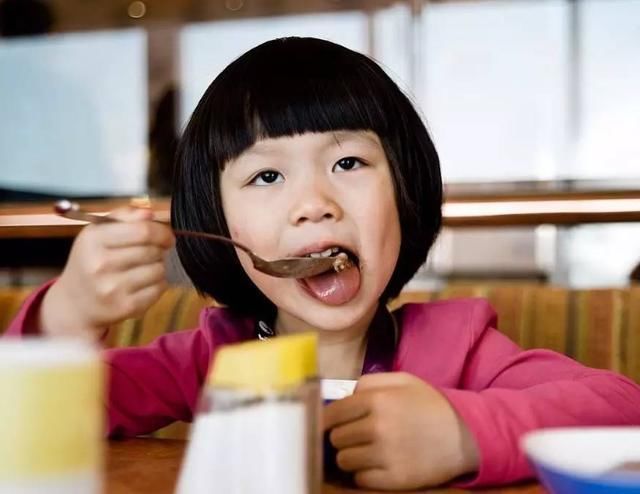 孩子|7岁男孩重达200斤,一顿饭量顶3个人,只因家里人这样做