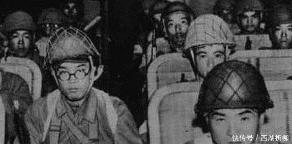 装死|二战中的“装死男”,挂在教堂时钟上逃过死亡,谁知一挂就是74年