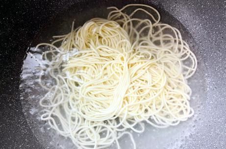 劲道|做蛋炒面时,牢记1个要点,面条爽滑劲道不成坨,不输饭店做的