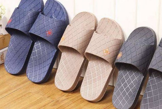 拖鞋别再用水洗了，教你一招，多顽固的污垢都可以轻松去除