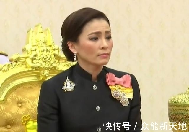 玛哈·！36岁诗妮娜才是真爱，泰王拆掉祖传王冠做项链，只为博美人一笑