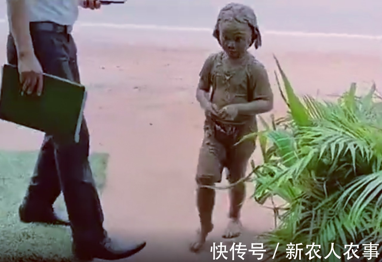 亮点|萌娃回家变“泥塑”,眼睛成了全身的亮点,网友:玩出了艺术感