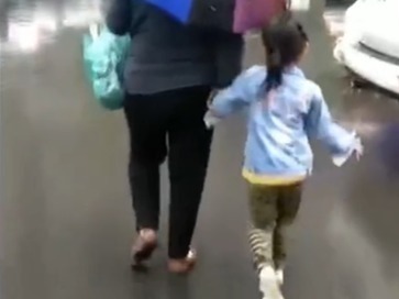 孙女|下雨了,奶奶特意带把大伞接孙女放学,但是“打开方式”好像不对