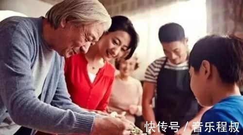 大红包|新年我给父母1万块,孩子收到压岁钱却大哭,我们没吃饭就走了