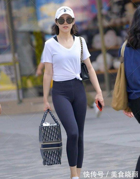 白色短袖|健美裤,搭配白色短袖衫,简约又美丽大方,清爽又耐看