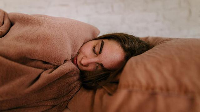 宫颈|女子宫颈病变，后悔大哭，医生忠告皮肤若有2种异常，早查HPV