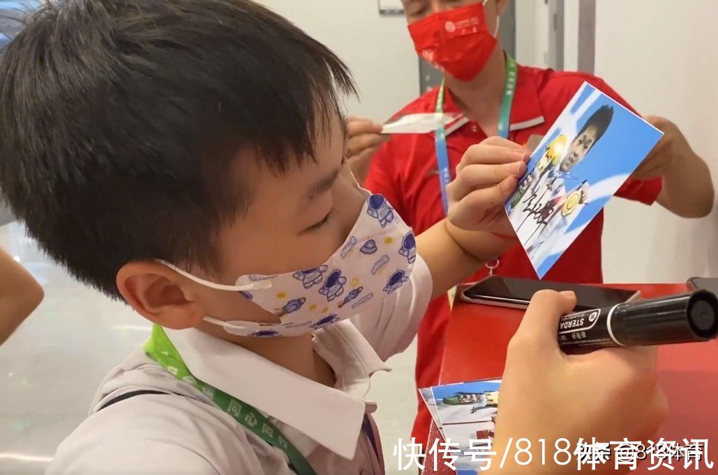 全运会|有爱！广东队拍全家福全红婵被师姐rua脸，何教练提醒小队员露脸