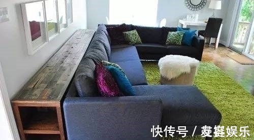 沙发|把沙发往前挪10厘米放个置物架进去,省钱实用又不占地,太聪明了