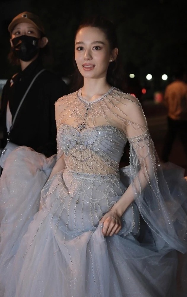 薄纱|郎朗的小娇妻吉娜身材绝了!穿薄纱连衣裙展现S曲线感,高级优雅