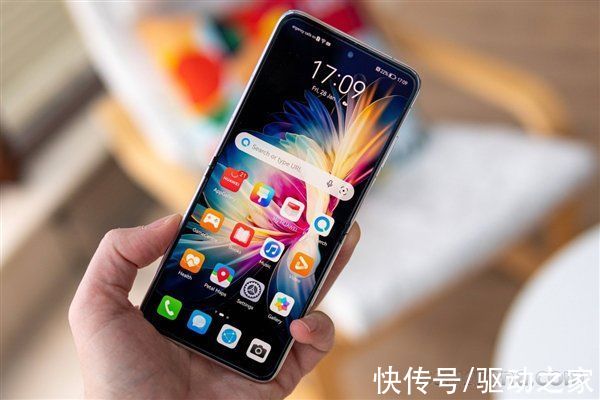 华为p50|9200元！老外种草华为P50 Pocket：非常了不起