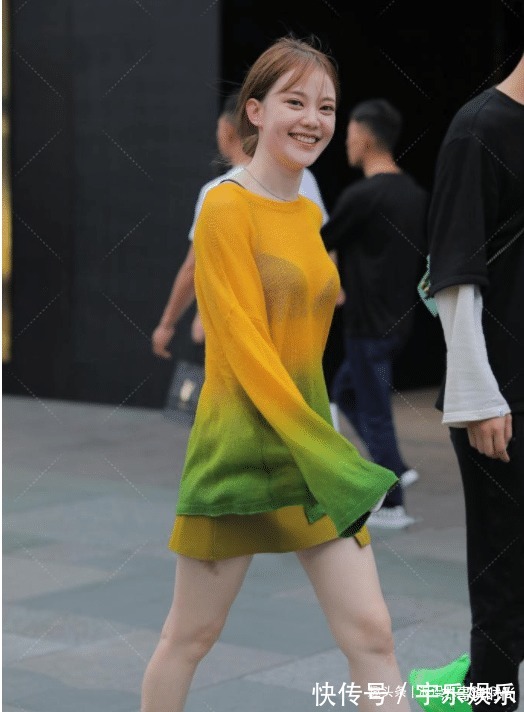 美女 美女一身渐变色的着装,时尚个性,散发出仙女的气质