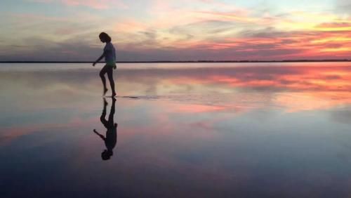 网友|火车驶入粉色盐湖，俄版《千与千寻》如此唯美