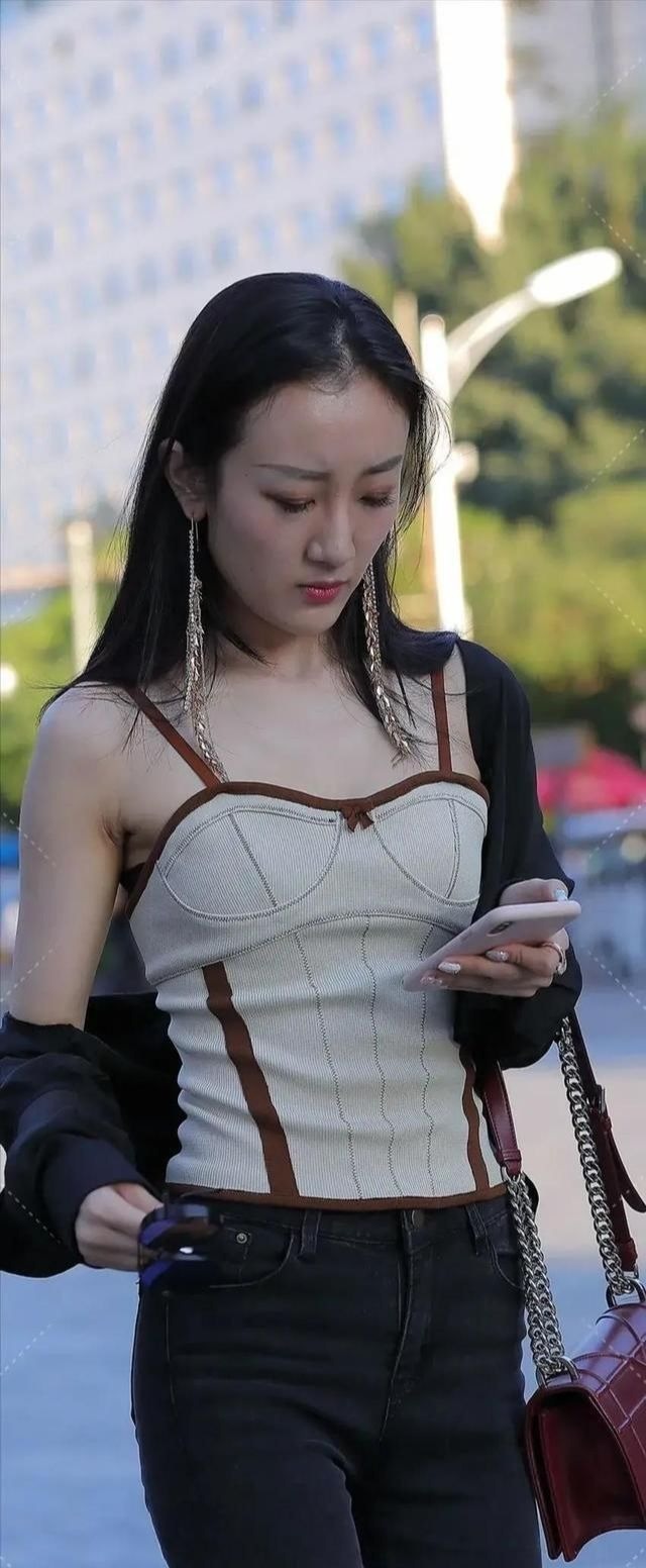 瑜伽裤|紧身牛仔裤搭配黑色开衫,气质优雅,减龄又少女感十足