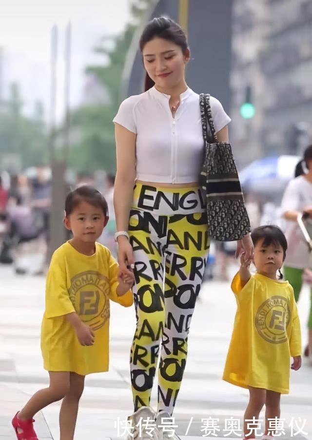 无痕|时髦辣妈白衬衫,配上花纹无痕裤,款式精致,充满童趣