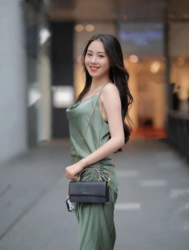 清凉 藏青色连衣裙搭配绑带高跟鞋,简约时尚,自信大方