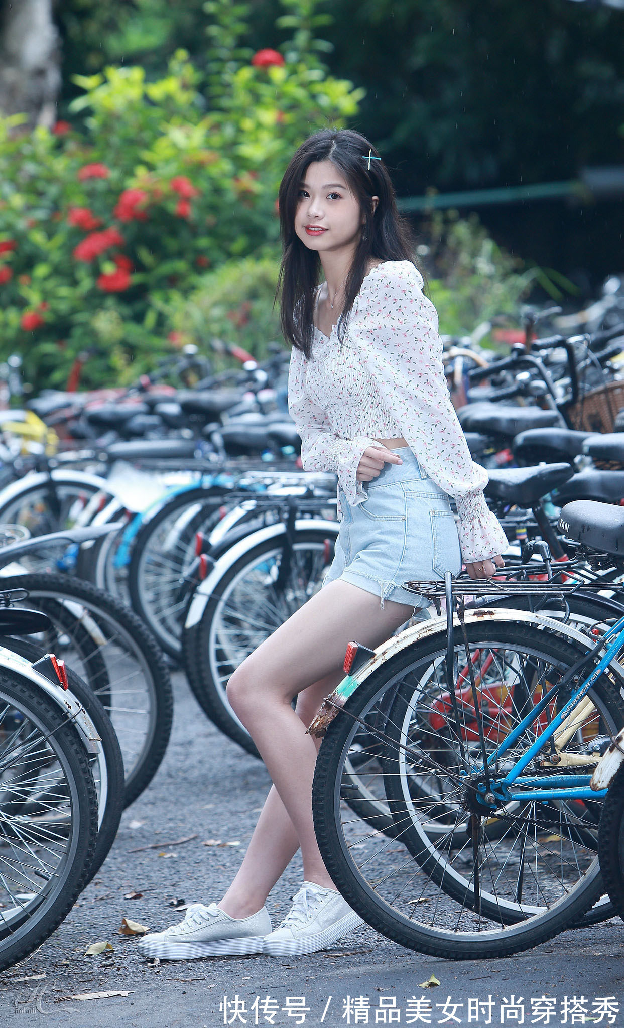 牛仔短裤|碎花的小衬衫搭配牛仔短裤，青春甜美气息浓郁