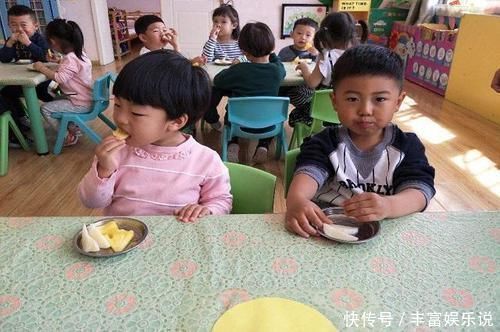 套路|老师群里发孩子吃的水果照片,宝妈询问孩子后,结果都是“套路”
