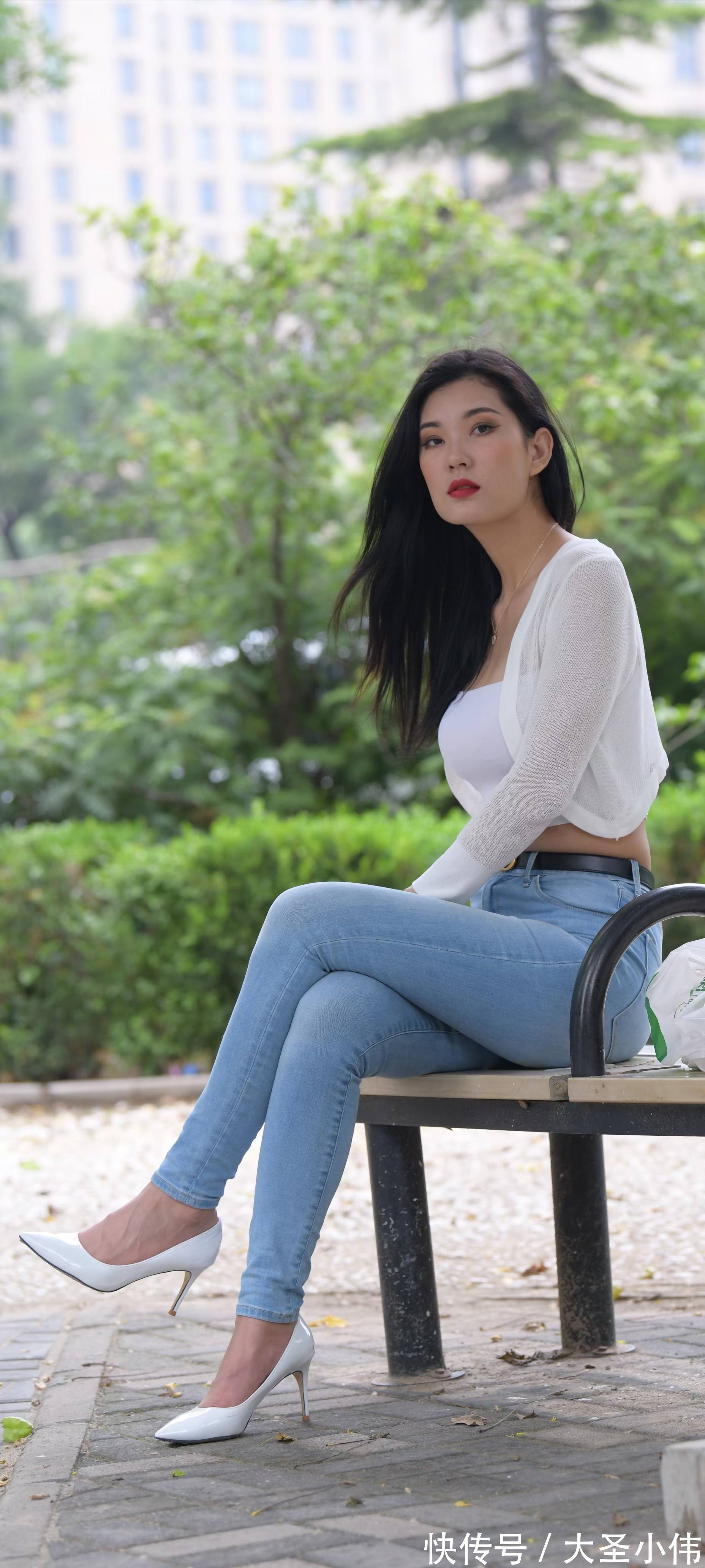 吊带|美女街拍:吊带+开衫,搭配紧身牛仔裤,成熟女人味真不是年轻女孩可以比的