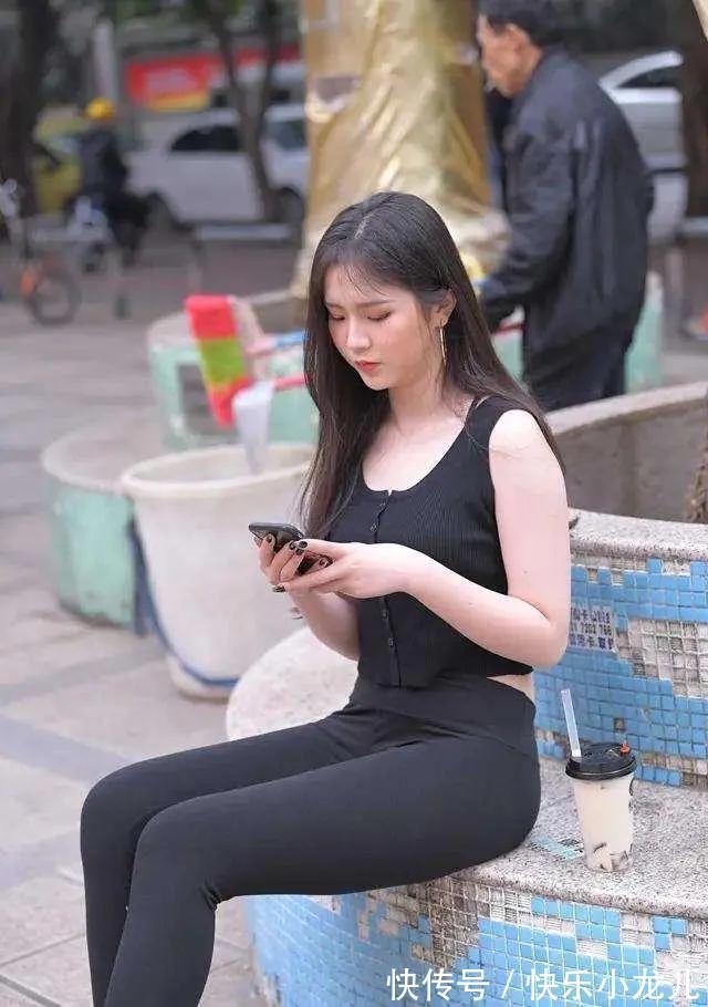 瑜伽裤 甜美时尚的瑜伽裤穿搭让人眼前一亮，小姐姐看上去时尚又可爱
