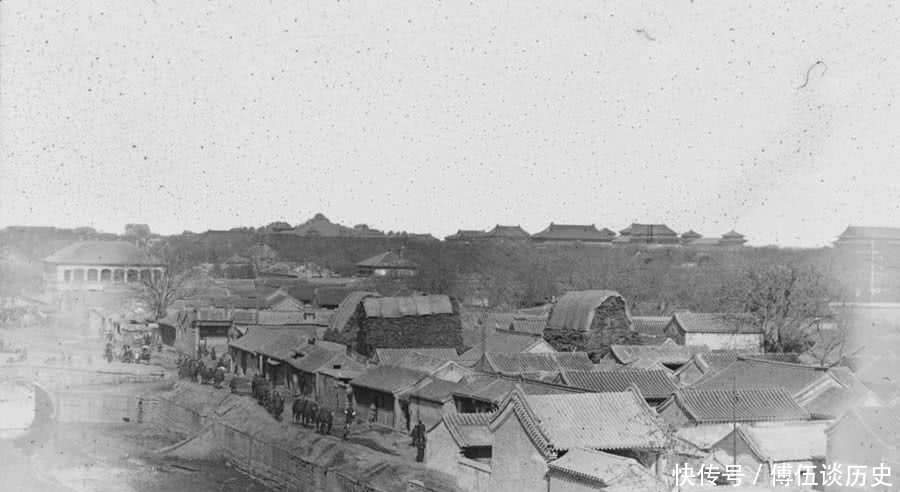 服装|晚清老照片：男人展示辫大辫子，女子展示肥大的服装和小脚