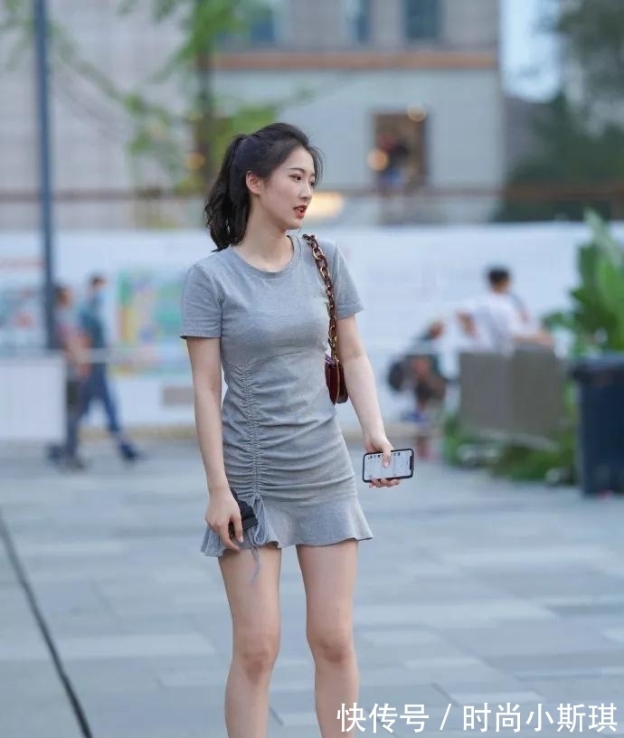 连衣裙 怎样打造简约又青春的造型？小白鞋加连衣裙，清爽随性又时髦