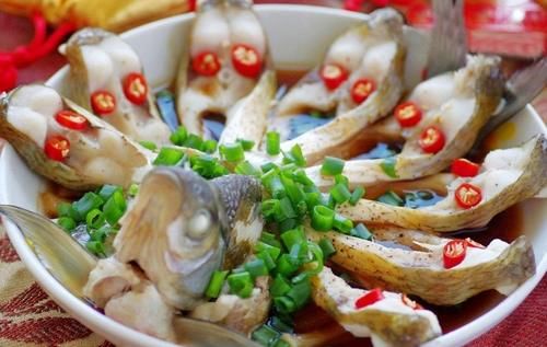 开始做清蒸鱼的话，它的肉质会变的回缩，大家一定要记得规避