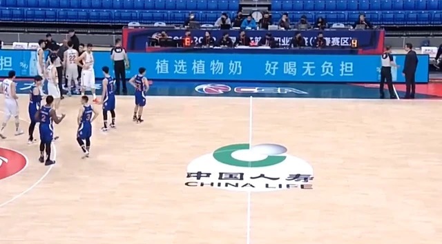工作人员|隔空对骂原因水落石出,马布里挑事2次辱骂,李春江忍无可忍反击