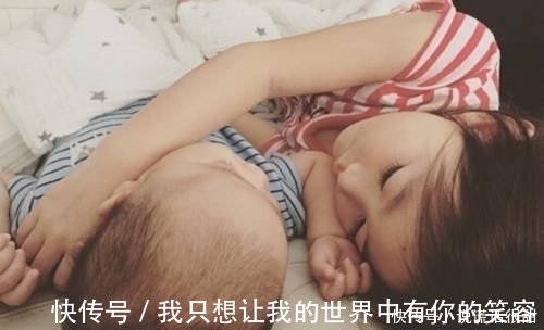 姐姐|姐姐抱着弟弟睡觉,妈妈好奇掀开被子,眼前的画面令她心头一暖