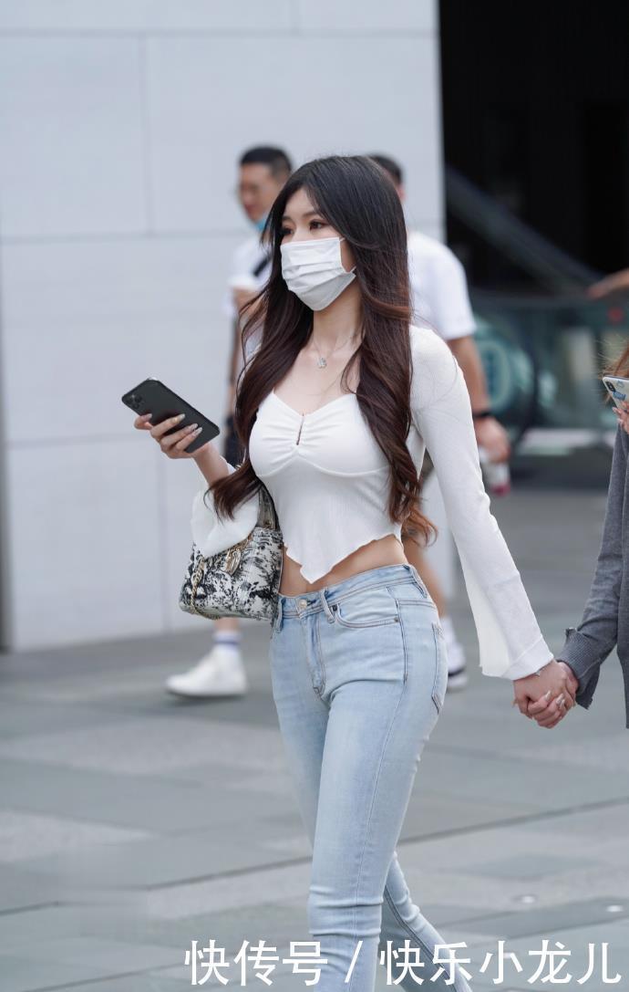 上衣|姑娘把上衣剪成“三角”形状,这么穿亮点多,满满的青春风范