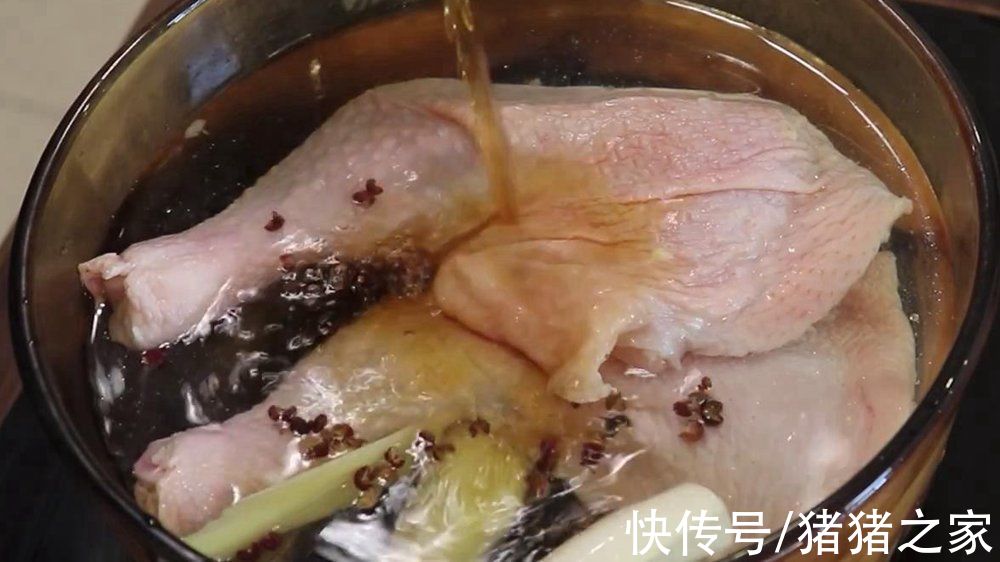 四川名菜口水鸡的家常做法,麻辣鲜香嫩爽,看着都流口水