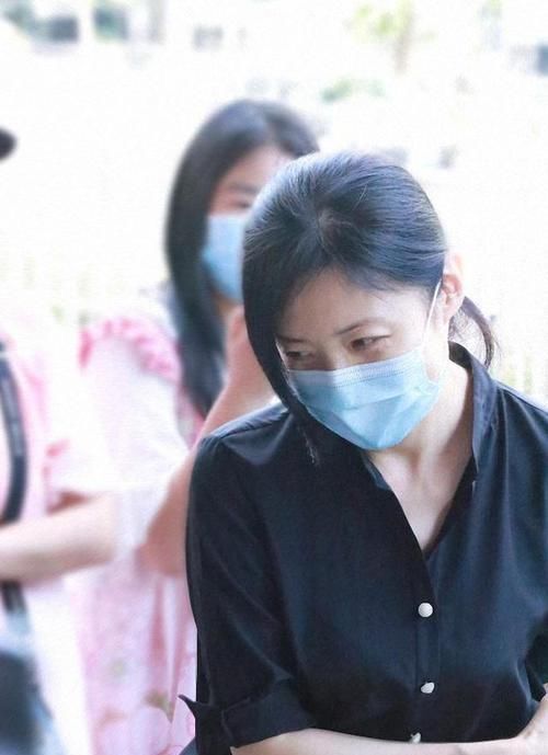 身材高挑|被周涛的气质惊艳了,绿色衬衫搭配低马尾,52岁依然是少女范