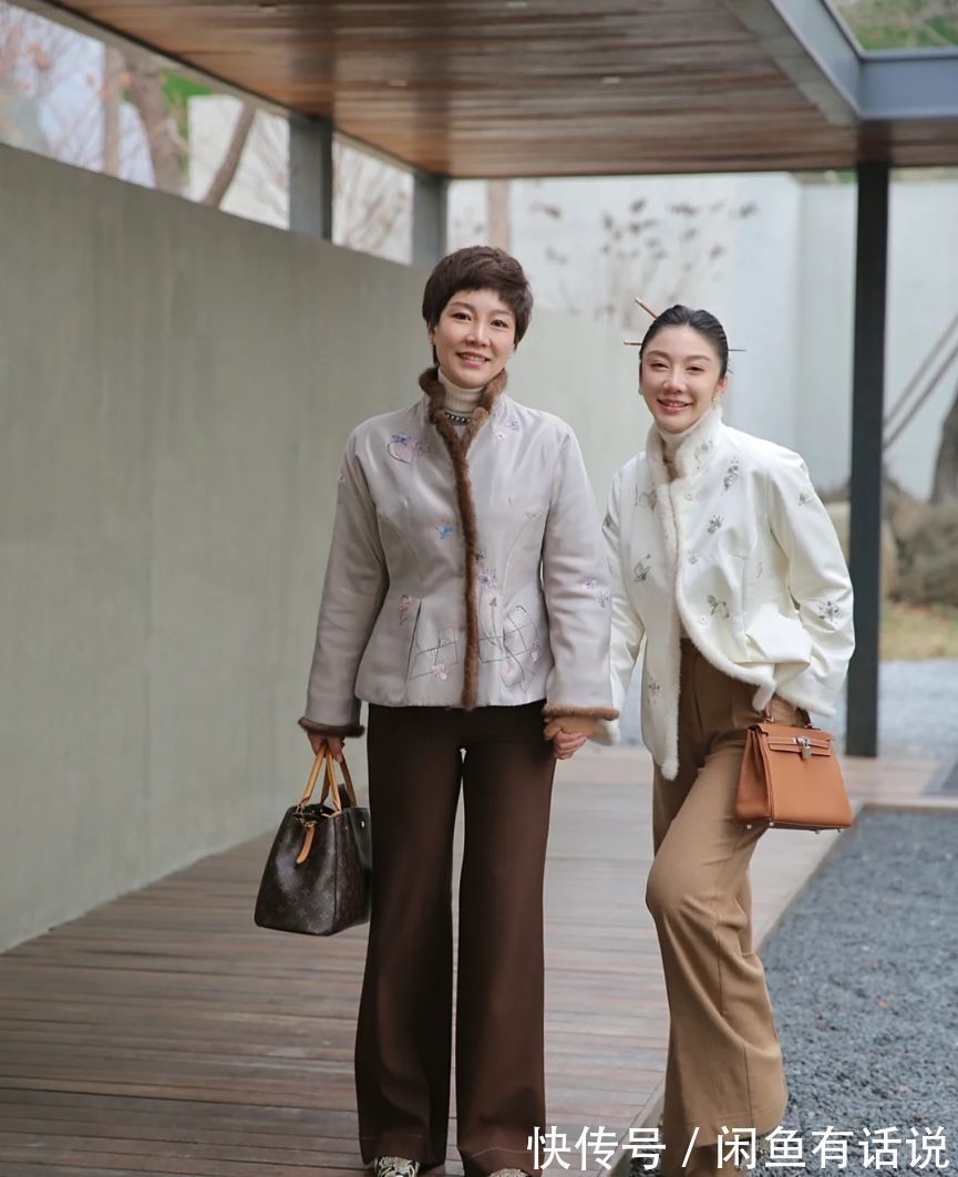 元素 被新中式穿搭圈粉了,50岁妈妈贵气,30岁女儿优雅,照着穿就很美