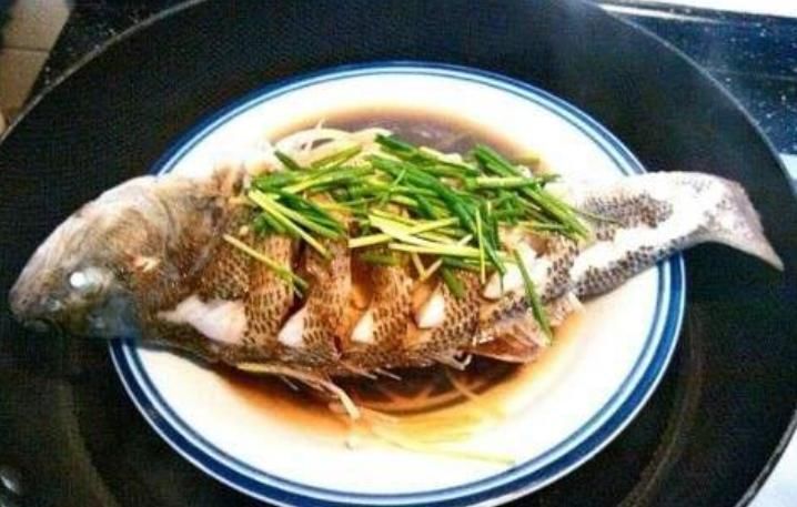 清蒸鱼最“忌讳”这种调味品,10人做9人错,难怪鱼肉又老又柴
