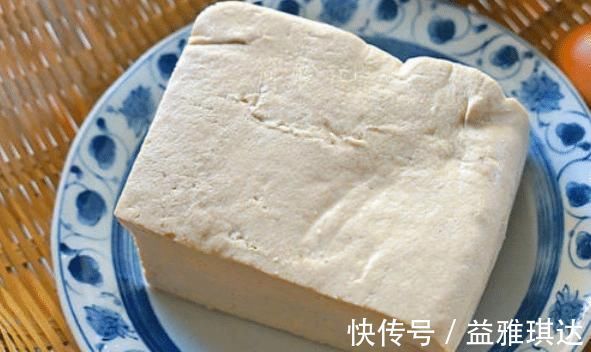 煎豆腐时,直接下锅煎就错了!学会3技巧,不粘锅不掉皮,也不碎