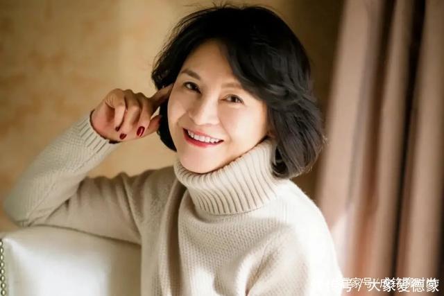 发质|五六十岁的女人，过年烫发建议选这三款发型，时髦减龄又好打理