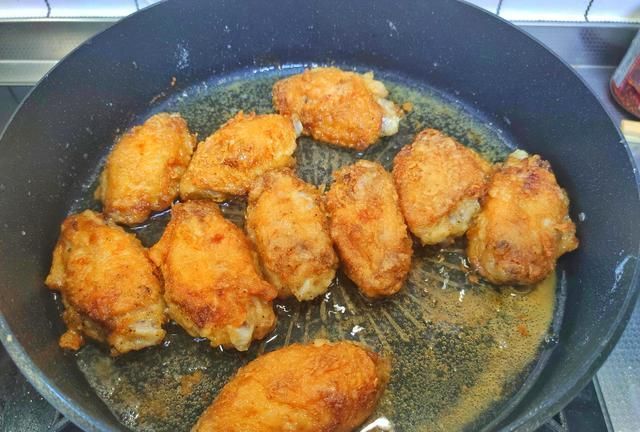 鸡翅不油炸,外酥里嫩,咸香入味,金灿灿的一看就有食欲