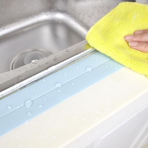 厨房水槽下面都是水珠 厨房水槽下面都是水珠