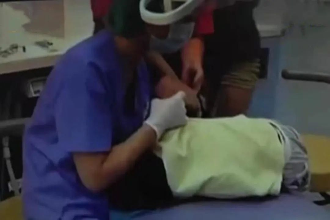 液体|娃耳朵进虫子,妈妈果断地处理方式救了孩子的听力,连医生都夸赞