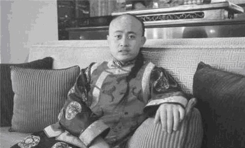 马褂|他自称慈禧后人，坚持留辫子穿马褂，因没有对象上相亲节目选皇妃