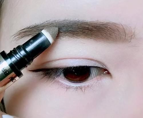 眼线眉毛难画？化妆大咖教你一招