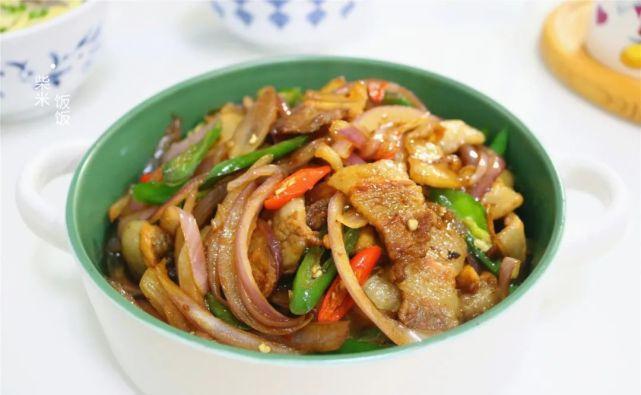 这道菜简单又好吃，大火快炒，几分钟上桌，香辣开胃吃不够
