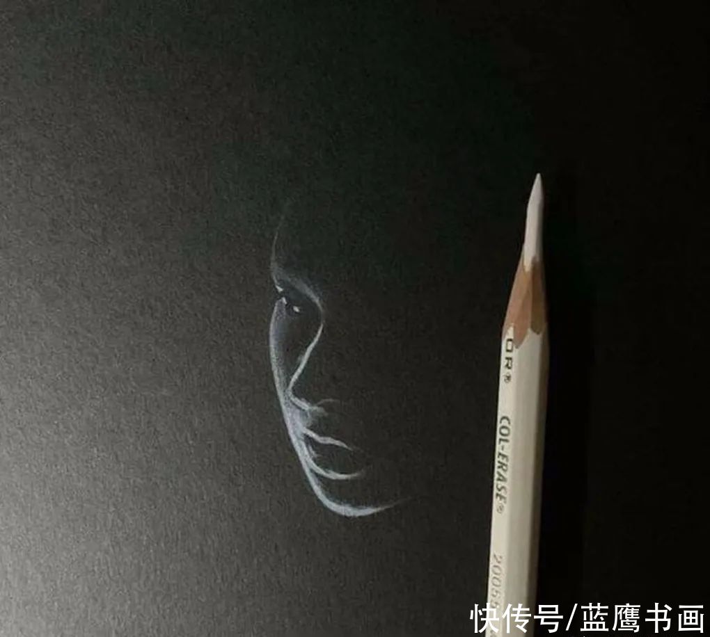  黑色|用白色铅笔在黑纸上画画，李羿慧寥寥几笔，却让人感到妙趣横生