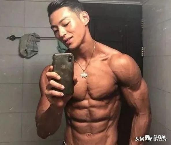 健身房|40岁男人与20岁小伙一起健身6个月后,双方身体会出现什么差别