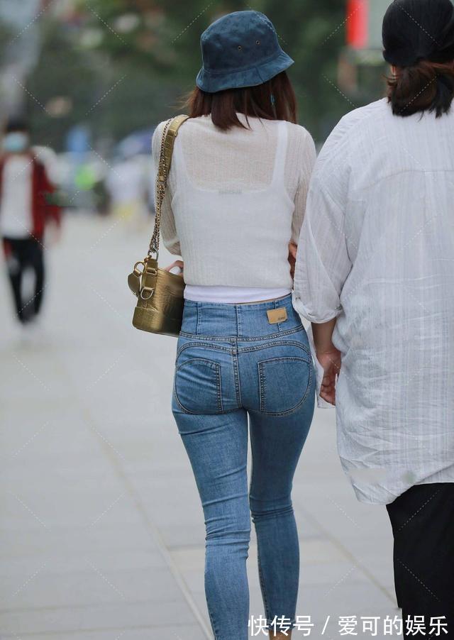 修身 针织衣搭配修身牛仔裤,再加上蓝白色的组合,真的是温柔又青春!