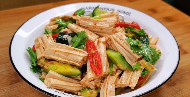 泡腐竹时,用热水还是凉水教你正确的做法,柔韧入味,鲜香开胃