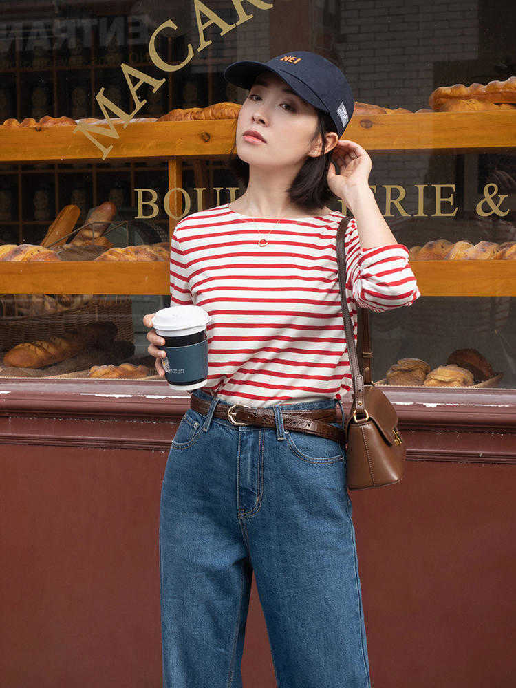 时髦 秋天,“风衣”怎么穿才洋气?配条纹衫和牛仔裤,高级时髦又优雅