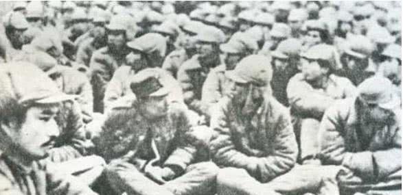 国民党追|敌我双方累的睡在一起,手榴弹当闹钟,近代行军史上的奇迹!