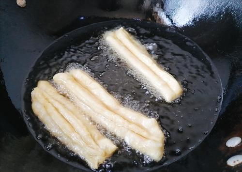 炸油条时，不用添加泡打粉，多加1点它，油条照样蓬松酥脆